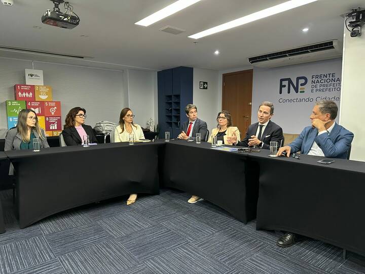 ABRASF e FNP promovem reunião com IEF/UNED para apresentação de mestrado internacional voltado à gestão fiscal municipal